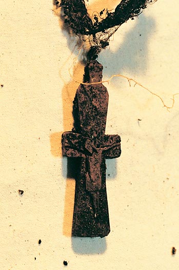 Нательный крест, с которым была похоронена блаженная Матрона